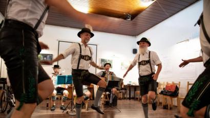 Bild: Fabian Sommer/dpa
Die Männer tanzen einen Schuhplattler. Laut Trachtenverband können ab 8. Juni Einzelplattler mit entsprechendem Abstand und Paarplattler mit einem festen Partner wieder üben.