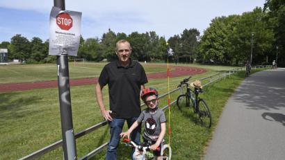 Bild: Petra Hartl
Ein Stop-Schild weist auf das Verbot hin, den Sportplatz der Realschule zu benutzen. Jürgen Schmucker und sein Sohn betraten den Platz aber von hinten, wo kein Schild angebracht ist (rechts im Bild). Der 43-Jährige aus Schirmitz sagt, er habe daher nichts von dem Verbot gewusst.