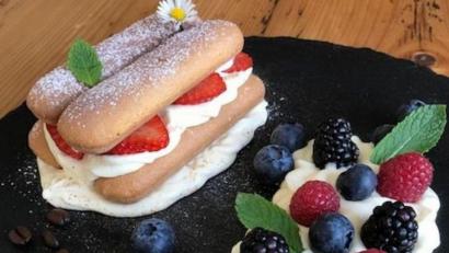Bild: Michael Schiffer
Das Erdbeer-Tiramisu von OWZ-Küchenchef Michael Schiffer wird gleich portionsweise angerichtet und garniert mit Früchten, Blüten und Minze.