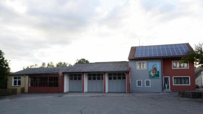Bild: bey
Die Anbau mit dem niedrigeren Garagenteil soll abgerissen werden, das Wohnhaus (rechts) soll umgebaut werden. Anstelle des jetzigen Anbaues kommen fünf Stellplätze.