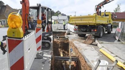 Bild: Petra Hartl
Ein Schaden an einer Gasleitung in der Dr.-Müller-Straße verkompliziert die Baustelle und führt zu weiteren Verkehrseinschränkungen.