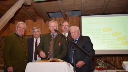Bild: bnr
Der Präsident der Bayerischen Jäger, Prof. Dr. Jürgen Vocke (Mitte), trug sich in das Goldenen Buch der Gemeinde Guteneck ein. Mit dabei waren (von links) Graf Beissel von Gymnich, MdB Karl Hohlmeier, MdL Alexander Flierl und Bürgermeister Johann Wilhelm.