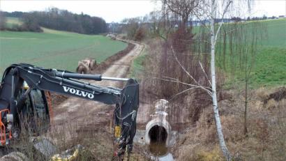 Bild: jml
Bereits jetzt beginnen die Arbeiten zur Fertigstellung des letzten Radwege-Abschnittes von der Hannersgrüner Kreuzung in Richtung Kohlberger Bauhof. Die milde Witterung macht es möglich. Ende Mai wird die Trasse dann ihrer Bestimmung übergeben werden. Die landschaftlich reizvolle Strecke am Eichelbach entlang könnte zum Genuss-Radlweg für die Biker werden!
