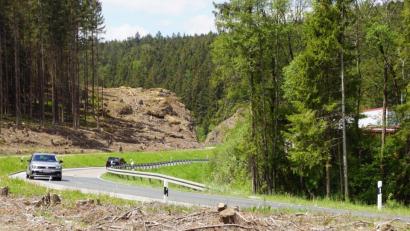 Bild: mmj
Der Verkehr kann heuer auf der Staatsstraße 2159 zwischen Gaisthal und Schönsee ungehindert fieißen. Gearbeitet wird im sogenannten Backoffice und ab Herbst abseits der bestehenden Straße. Im nächsten Frühjahr geht es rund..
