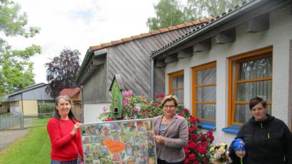 Bild: Cornelia Walbrun
Elternbeiratsvorsitzende Rita Fischer (rechts) übergab die Collage an (von links) Erzieherin Roswitha Walbrun und Kindergartenleiterin Isolde Killermann.