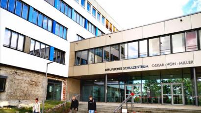 Bild: Thomas Dobler
Mit den Baumaßnahmen des Beruflichen Schulzentrums in Schwandorf führt der Landkreis die größte Investitionsmaßnahme in seiner Geschichte durch. Die Gesamtkosten belaufen sich nach derzeitiger Einschätzung auf circa 43 Millionen Euro.