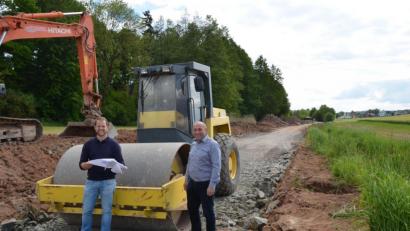 Bild: pgn
Bürgermeister Gerhard List (rechts) und sein Stellvertreter Adrian Blödt bei der Besichtigung des letzten Teilstücks des Radwegs in Kohlberg.