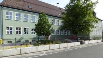 Bild: bk
Die Eltern sind verärgert. Krippen und Kindergartenplätze gibt es in Weiherhammer zurzeit nicht für jedes Kind. Deshalb soll es nun eine Übergangslösung geben. Die Gemeinde erwägt bis zu einem Neubau eines Kindergartens die Grundschule als Unterbringungsmöglichkeit nutzen.