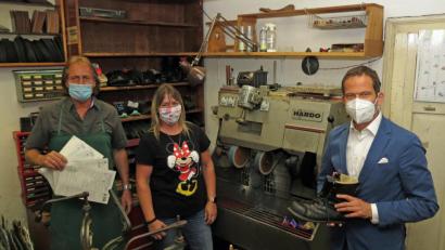 Bild: Dobmeier
Anstatt Corona-Soforthilfe bekommt Schuhmacher Stefan Fuchs (links) und Ehefrau Evelyn eine 52-seitigen Hartz-IV-Antrag. Bundestagsabgeordneter Albert Rupprecht (rechts) erkennt den Missstand fehlender Corona-Unterstützung bei inhabergeführten Einzelunternehmern.