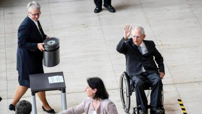 Bild: Britta Pedersen/dpa-Zentralbild/dpa
Bundestagspräsident Wolfgang Schäuble (CDU) zu einer namentlichen Abstimmung.