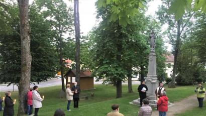 Bild: lg
Abstand halten war an der Mariensäule angesagt. Bei der Maiandacht in der Allee am letzten Tag des Marienmonats beteten die Gläubigen im Zeichen der Corona-Auflagen.