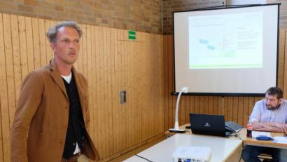 Bild: do
Toni Frank, Geschäftsführer des Projektentwicklers "Voltgrün", wirbt in der Sitzung des Marktgemeinderats für die Projektidee einer zehn Hektar großen Freiflächen-Photovoltaikanlage bei Altzirkendorf.