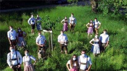 Bild: Völkl
Um nach den langen Vorbereitungen und der Absage wenigstens etwas von der Kirwa zu spüren trafen sich die Großenfalzer Paare auf der leeren Festwiese.