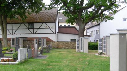 Bild: pz
Beim unteren Friedhofseingang wurden am Rande der Grabreihen Stelen für die Bestattung von Urnen aufgestellt.