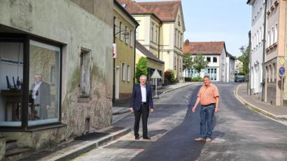 Bild: njn
Bürgermeister Johannes Reger (links) und Bauamtsleiter Dieter Döppl (rechts). freuen sich über die Baufortschritte in der Bräugasse.