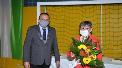 Bild: fjo
Mit einem Blumenstrauß dankt Bürgermeister Markus Bauriedl der bisherigen Seniorenbeauftragten Irmgard Bótha für ihr ehrenamtliches Engagement.