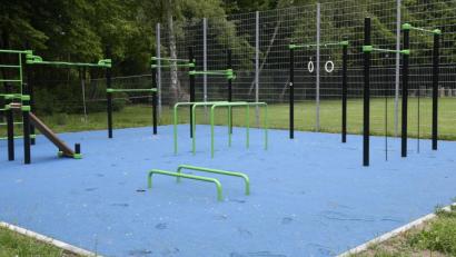 Bild: Petra Hartl
Die Fußabdrücke im Calisthenics Parks am Jugendzentrum sind unübersehbar. Ihre Beseitigung wird rund 20000 Euro kosten.