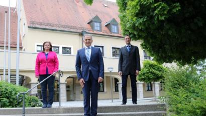 Bild: Wolfgang Fenzl, Landratsamt Tirschenreuth/exb
Im Bild von links: Regierungsdirektorin Regina Kestel, Landrat Roland Grillmeier, Oberregierungsrat Markus Zapf.