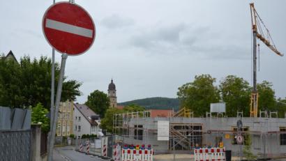 Bild: tk
Die Kochkellerstraße bleibt laut einer Mitteilung der Stadt weiterhin halbseitig gesperrt. Zumindest bis Ende Juli, heißt es in dem Schreiben.