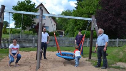 Bild: gi
Bürgermeister Armin Bulenda (Zweiter von links) freute sich mit Gemeinderat Fritz Steinhilber (rechts) und Jasmin Höger (links) sowie der Vorsitzenden des Frauenbundes Etzgersrieth Lisa Ach (Zweite von rechts über die neue Schaukel, die den Kinderspielplatz Etzgersrieth attraktiver macht.