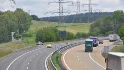 Bild: dob
Eine Streife der Bundespolizei führt am Grenzübergang Autobahn der A 6 wie gewohnt Binnengrenzkontrollen durch. Der Verkehr läuft nach wie vor sehr verhalten. Lediglich Lastwagen sind in Richtung Tschechien unterwegs. Fast leer ist die andere Seite der Autobahn aus Richtung Tschechien.