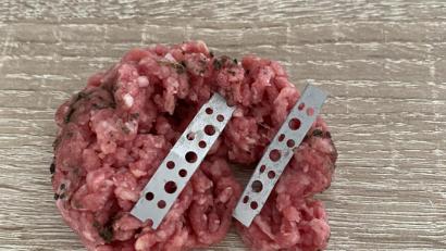 Bild: exb
Eine Familie mit Hunden aus Vohenstrauß findet Hackfleisch mit Rasierklingen in ihrem Garten. Nun möchte sie andere Hundebesitzer warnen.