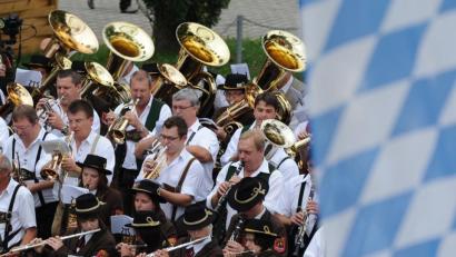 Bild: Armin Weigel/dpa
Zwar nicht so dicht gedrängt, wie auf diesem Bild, aber immerhin gemeinsam: Bis zu zehn Musiker dürfen ab Montag wieder gemeinsam spielen.