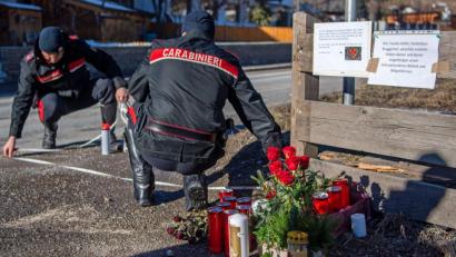 Archivbild: Lino Mirgeler/dpa
Anfang Januar in Luttach (Südtirol): Zwei Einsatzkräfte der Carabinieri rekonstruieren den Hergang eines besonders schweren Unfalls. Ein Auto war in eine Gruppe Urlauber gefahren. Sieben Menschen starben. Der Presserat hat nun die Berichterstattung von "Bild“ und „Bild.de“ gerügt.