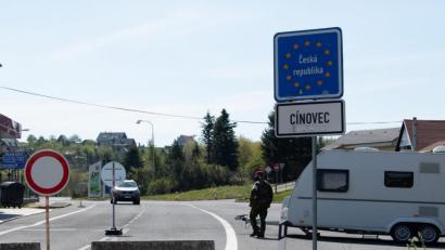 Bild: Sebastian Kahnert/dpa
Ein tschechischer Soldat mit Mundschutz geht an der tschechischen Grenze an einem Wohnwagen entlang.