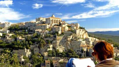 Bild: Jens Schierenbeck/dpa/gms
Den Blick auf die Gemeinde Gordes in Frankreich halten Maler gerne für die Ewigkeit fest. Nach Frankreich sind touristische Reisen zwar derzeit nicht möglich. Die Bundesregierung hat aber beschlossen, die Reisewarnung für 29 europäische Länder ab dem 15. Juni aufzuheben.