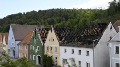 Bild: Petra Hartl
Von den drei Häuser mitten im Marktkern von Hohenburg, in denen in der Nacht vom 25. auf 26. Mai die Flammen gewütet hatten, war nur eines bewohnt. Im Erdgeschoss lebte ein alleinstehender Mann, im Stockwerk darüber Familie Dietl. Sie ist einstweilen bei Nachbarn untergekommen.