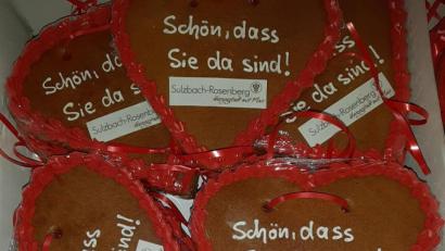 Bild: Stadt Sulzbach-Rosenberg/exb
50 Lebkuchenherzen hat die Touristinformation vorbereiten lassen, die in Hotels und Museen verteilt werden.