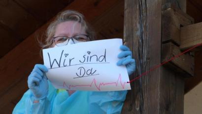 Bild: exb
„Wir sind da und schaffen das gemeinsam“, lautet die Botschaft, welche die Mitarbeiter der Loew-Pflegeeinrichtung „Jägerhof“ am Balkon hochhalten.