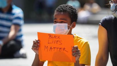 Bild: Zheng Huansong/dpa
In Brüssel hält ein Junge mit Mundschutz während einer Demonstration ein Plakat mit der Aufschrift "Black lives matter" in der Hand. An Fronleichnam soll auch in Weiden gegen den gewaltsamen Tod des Afroamerikaners George Floyd in den USA durch einen weißen Polizisten in Minneapolis demonstriert werden.