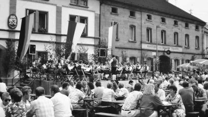Archivbild: rha
Das Brunnenfest des Musikvereins Vilseck muss um ein Jahr verschoben werden. Derzeit lebt die Bevölkerung von den Erinnerungen an die Veranstaltungen der vergangenen Jahre. Hier ein Bild vom Brunnenfest 1989.