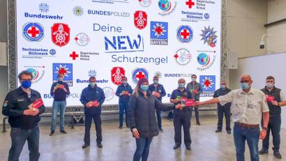 Bild: exb
Angelina Baitinger (vorne) und weitere Mitglieder von Rotaract übergeben auch im Lagezentrum Neuhaus Gutscheine an die „Corona-Helden“ der Region.