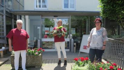 Bild: jzk
Heimleiterin Claudia Heier (rechts) und Sylvia Grunert (links) gratulierten der neuen gerontopsychiatrischen Pflegefachkraft Anja Gärtner zur bestandenen Prüfung.