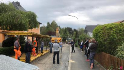 Bild: obe
Ausbau Quellenstraße: Die Anwohner informieren sich über das Projekt aus erster Hand.