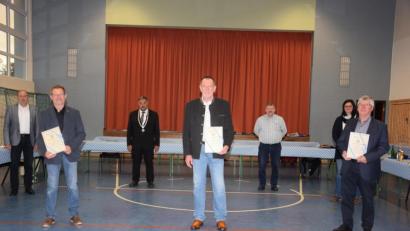 Bild: fla
Georg Wittmann, Hubert Stahl und Alois Weig (vorne, von links) werden am Donnerstagabend von ihren Ämtern entbunden. Bürgermeister Josef Beimler (hinten Zweiter von links) bedankte sich mit Urkunden und Präsenten. Auch die stellvertretenden Bürgermeister Roman Bauer (links), Hans-Peter Reil (Zweiter von rechts) und Kämmerin Sabine Grötsch (rechts) dankten den dreien.