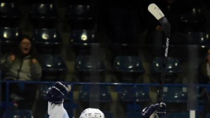Bild: gb
Marco Pronath jubelt auch in der kommenden Saison im Trikot der Blue Devils. Der Stürmer hat seinen Vertrag um ein Jahr verlängert.