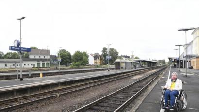 Bild: Petra Hartl
Bei Abfahrt auf Gleis 1 wäre für Anneliese Scharnagl die Welt in Ordnung. Doch wenn sie nach Pressath will, muss sie auf Gleis 3, und das ist ohne Voranmeldung und Hilfe am Bahnhof Weiden nicht möglich.