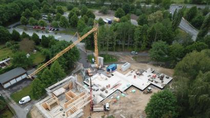 Bild: Stadt Tirschenreuth/exb
Aktuelle Luftbildaufnahme des neuen Kindergartens. Gut zu erkennen sind bereits die ersten, in ökologischer Holzständerbauweise errichteten Außenwände.