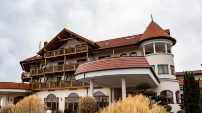 Bild: Armin Weigel/dpa
Über einen neuen Michelin-Stern in diesem Jahr können sich das Münchner Restaurant "Les Deux" und der "Obendorfer's Eisvogel" in Neunburg vorm Wald (Landkreis Schwandorf) freuen, die im neuen "Guide" nun zwei von drei möglichen Sternen bekommen.