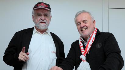 Bild: Wolfgang Steinbacher
Wolfgang Berndt (links) ist langjähriger Fan des 1. FC Nürnberg, während Bernd Hofmann den FC Bayern unterstützt.