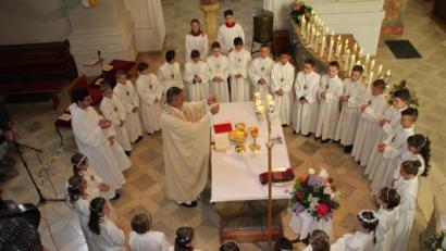 Bild: ads
Die Erstkommunion ist ein Gemeinschaftsfest, das aber derzeit wegen Corona nicht praktizierbar ist. Deshalb verschiebt Pfarrer Josef Irlbacher die Kommunion in St. Vitus in Schnaittenbach und St. Margareta in Kemnath auf Herbst.