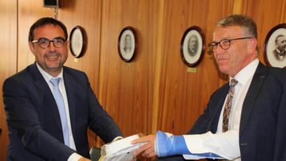 Bild: kro
Ein weißes Hatico-Hemd als Geschenk überreichte Bürgermeister Franz Stahl (rechts) an Staatssekretär Klaus Holetschek.