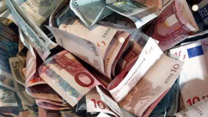 Symbolbild: Jens Wolf/dpa
Fast 3000 Euro befanden sich in dem Kuvert, das die Frau auf dem Dach ihres Autos vergessen hatte.