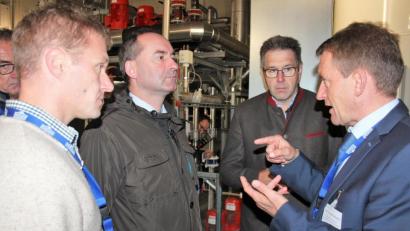 Bild: stg
Minister Hubert Aiwanger (Zweiter von links) ließ sich von OTH-Professor Markus Brautsch (von rechts), Konrad Bauer (Ponnath) und Thorsten Meierhofer (OTH) die Anlage erklären.