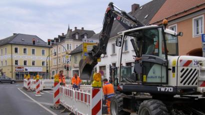 Bild: pz
Tobias Tippmann (links) zusammen mit zwei Mitarbeitern des Stadtbauhofs bei den Arbeiten in der Egerer Straße. Diese Woche werden die Erneuerung der Hausanschlüsse in der Prinz-Ludwig-Straße fortgesetzt. Der Durchgangsverkehr wird dann ebenfalls einspurig geregelt..