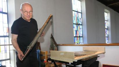 Bild: Hirsch
Mitarbeiter einer Spezialfirma aus Baden-Württemberg bauen die Orgelpfeifen in der Ettmannsdorfer Kirche ab und verpacken sie für den Abtransport.